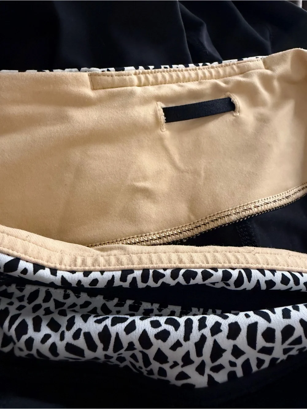 Lululemon Black Active Capri leggings with White Leopard Print Waistband size 2